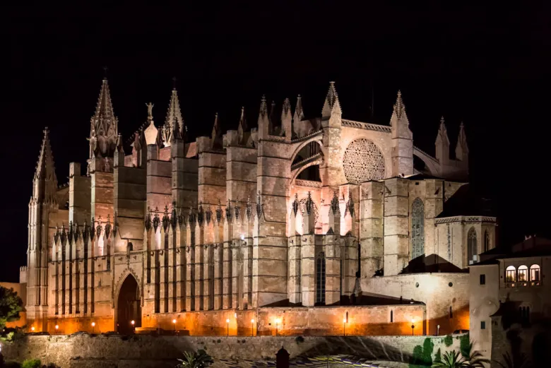 misterios-leyendas-catedral-palma-noche