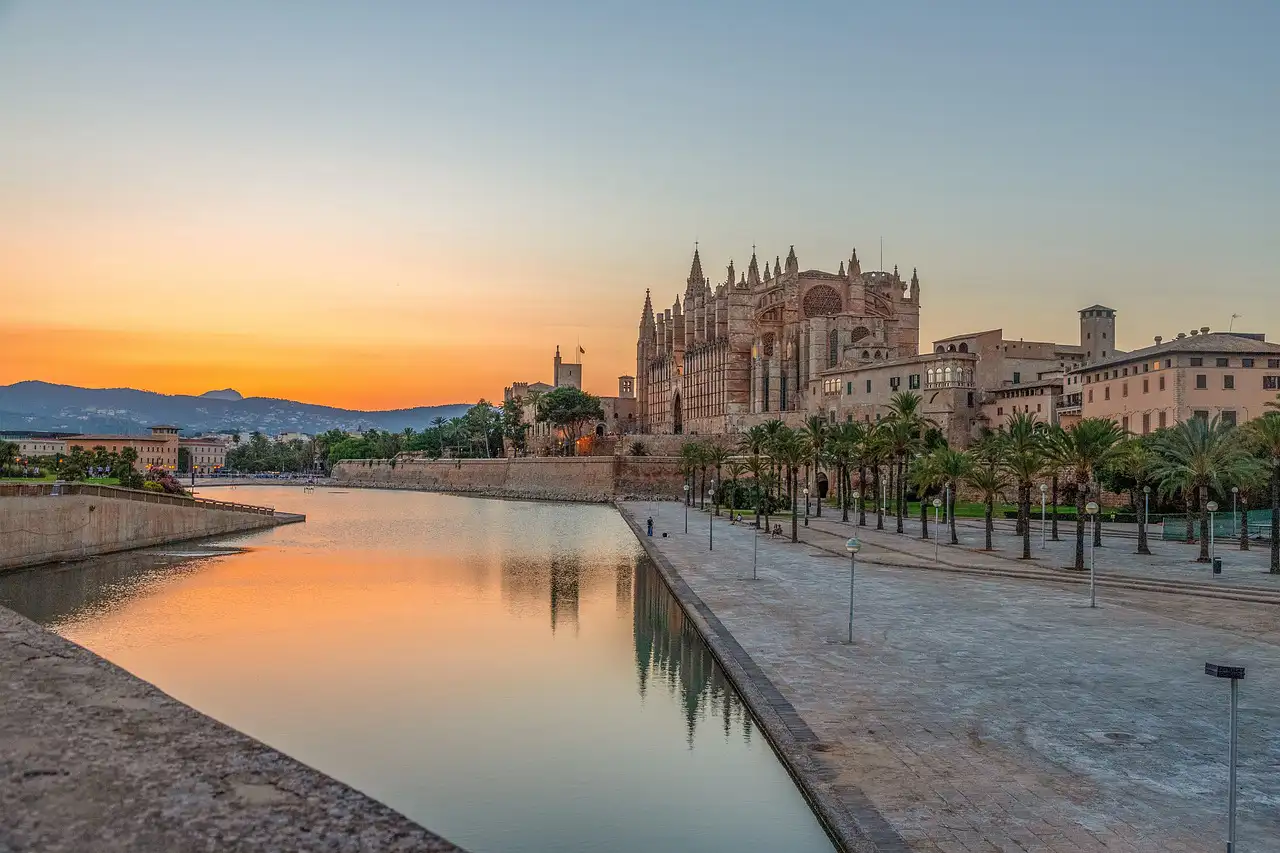 Parc de la Mar y Catedral de Palma de Mallorca